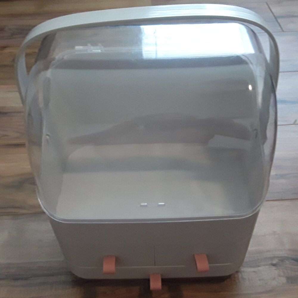 Cosmetic storage box w/dust free lid, top compartment, Excellent Condition